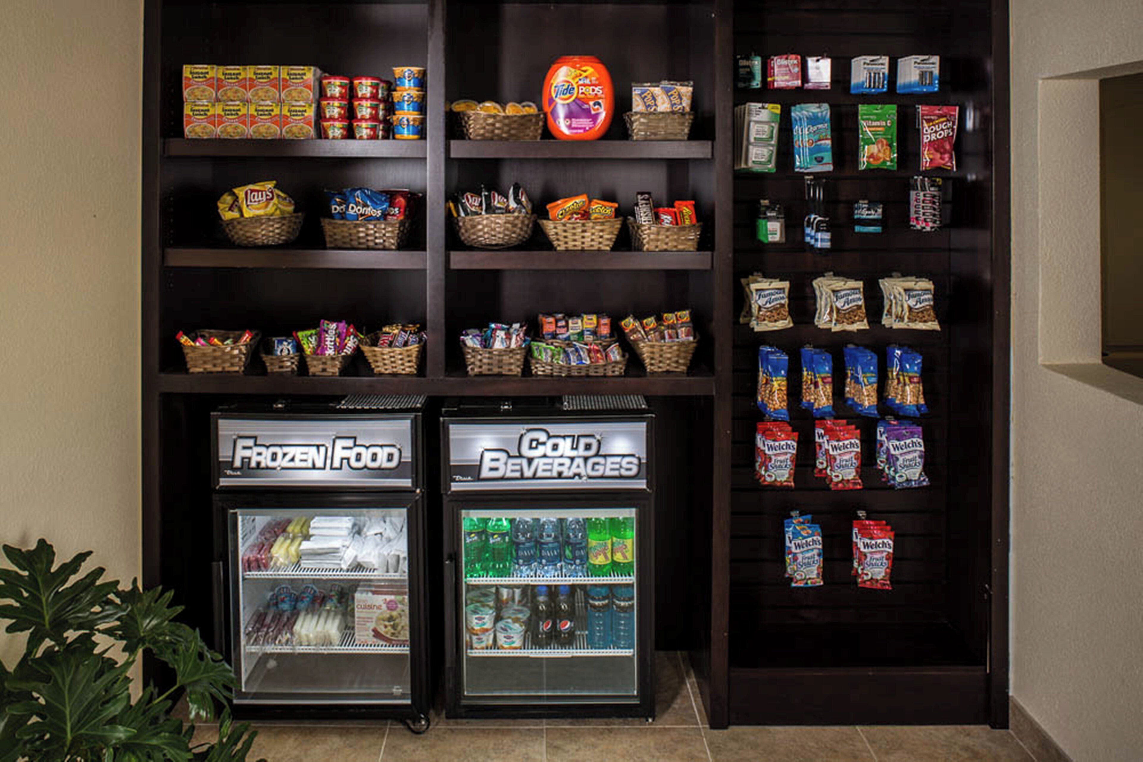 Zona de venta automática con aperitivos, bebidas y alimentos congelados.