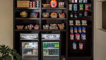 Zona de venta automática con aperitivos, bebidas y alimentos congelados.