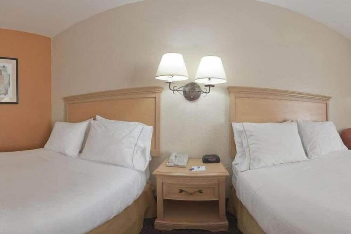 Standaard kamer, 2 queensize bedden | 1 slaapkamer, een bureau, een laptopwerkplek, verduisterende gordijnen