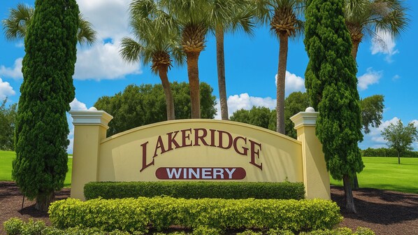 A sign for Lakeridge Winery surrounded by tall trees and a clear blue sky. - Holiday Inn Express Clermont by IHG (Clermont)