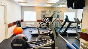 A gym with exercise equipment, a mirror, and a window. - Holiday Inn Express Hotel & Stes Port Clinton-Catawba Island by IHG (Port Clinton)