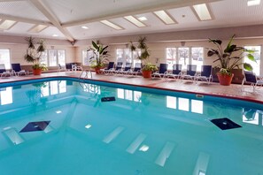 Una piscina cubierta, tumbonas