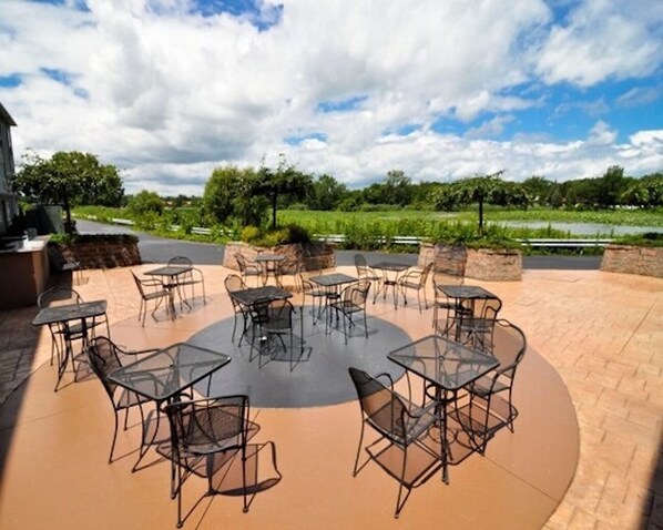 Terrace/patio - Holiday Inn Express Hotel & Stes Port Clinton-Catawba Island by IHG (Port Clinton)