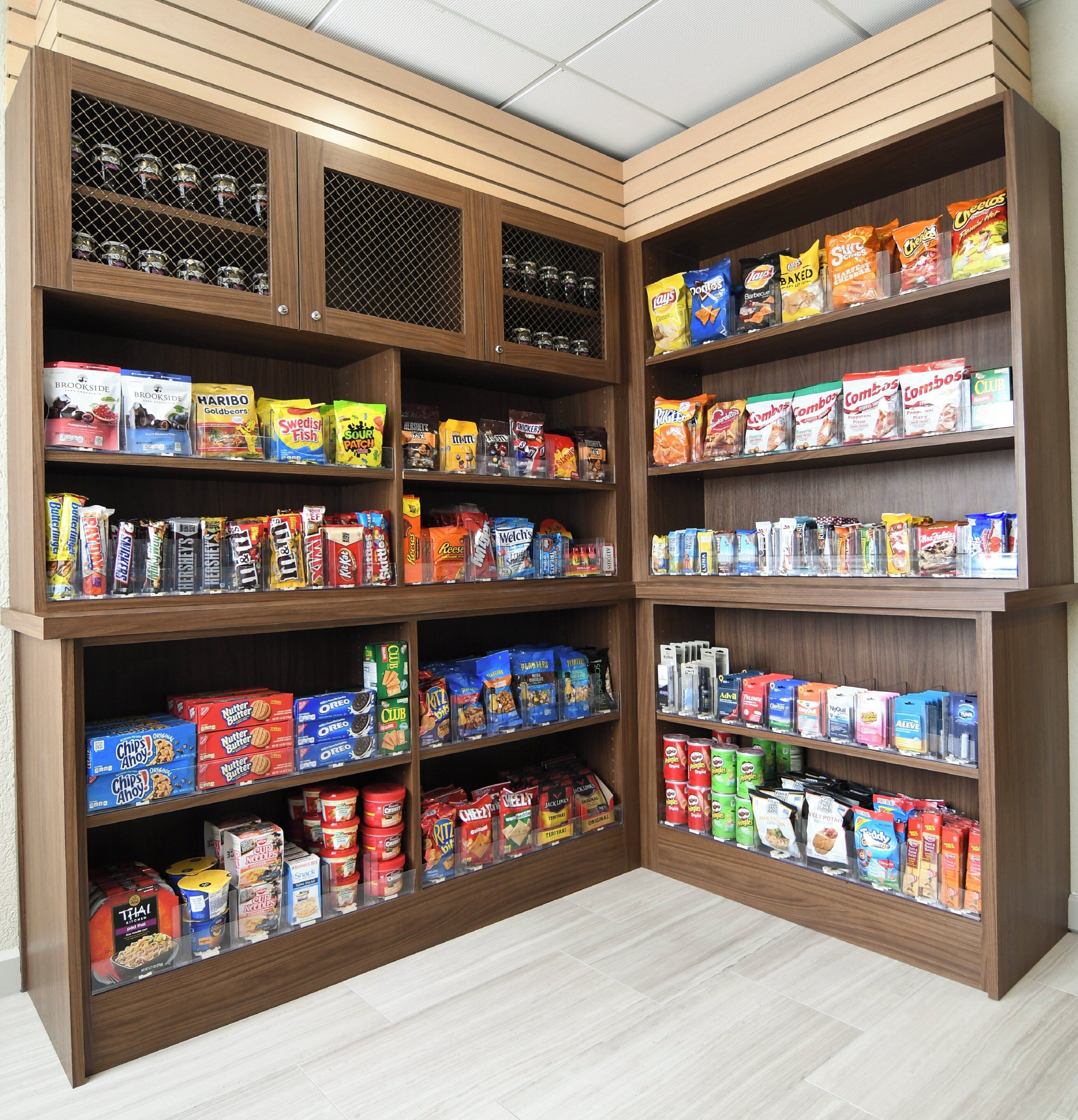 Un pasillo con diversos alimentos y bebidas envasados.