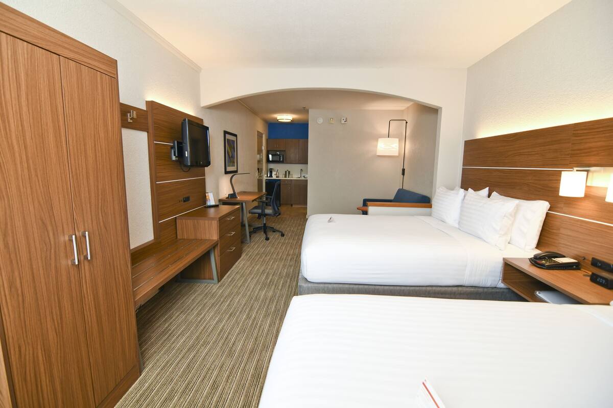 Suite, 2 camas Queen size, con acceso para personas discapacitadas (Mobility) | 1 habitación y ropa de cama de alta calidad