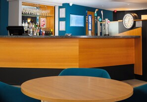 Bar (on property) - Holiday Inn Express Gloucester - South by IHG (Gloucester)
