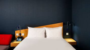 Schreibtisch, laptopgeeigneter Arbeitsplatz, Bügeleisen/Bügelbrett