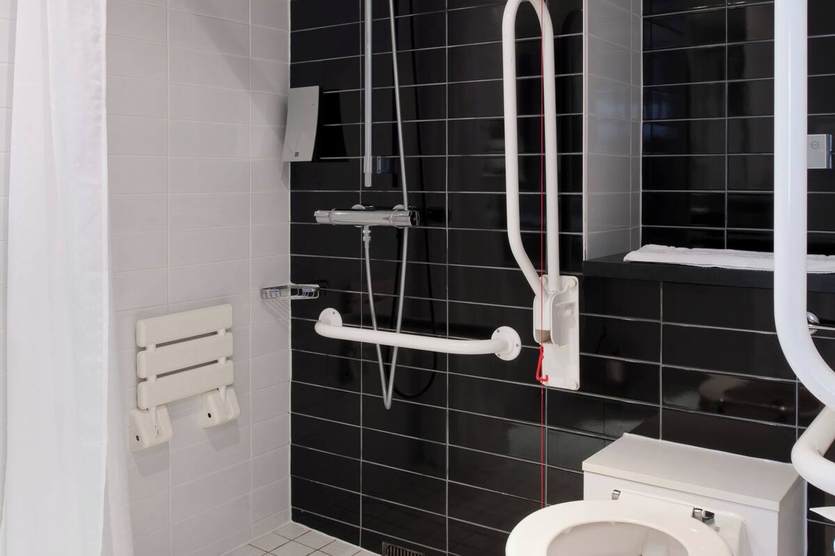 room, 1 double bed, accessible (free hot breakfast) | bathroom | shower, hair dryer, towels