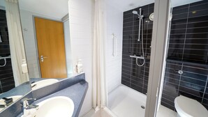A bathroom with a bathtub, a toilet, and a sink. - Holiday Inn Express Leeds East by IHG (Leeds)