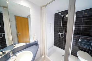 Shower, hair dryer, towels - Holiday Inn Express Leeds East by IHG (Leeds)
