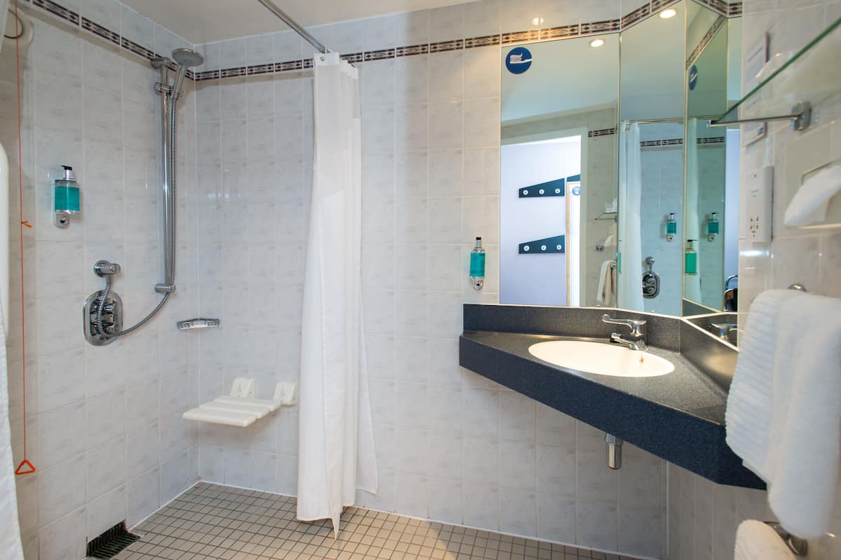 room, 1 double bed, accessible (with free hot breakfast) | bathroom | shower, free toiletries, hair dryer, towels