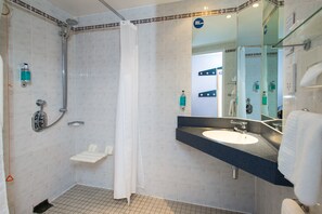 Standardzimmer, 1 Doppelbett und Schlafsofa, barrierefrei (with Free Hot Breakfast) | Badezimmer | Dusche, kostenlose Toilettenartikel, Haartrockner, Handtücher