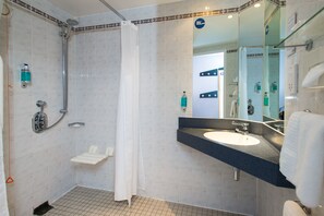 Kamer, 1 tweepersoonsbed, toegankelijk voor mindervaliden | Badkamer | Een douche, gratis toiletartikelen, een haardroger, handdoeken