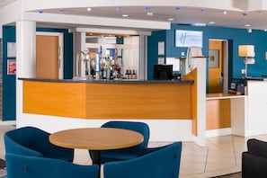 Reception - Holiday Inn Express Manchester East by IHG (Manchester)
