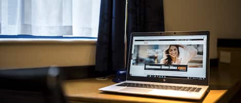 Schreibtisch, laptopgeeigneter Arbeitsplatz, Bügeleisen/Bügelbrett