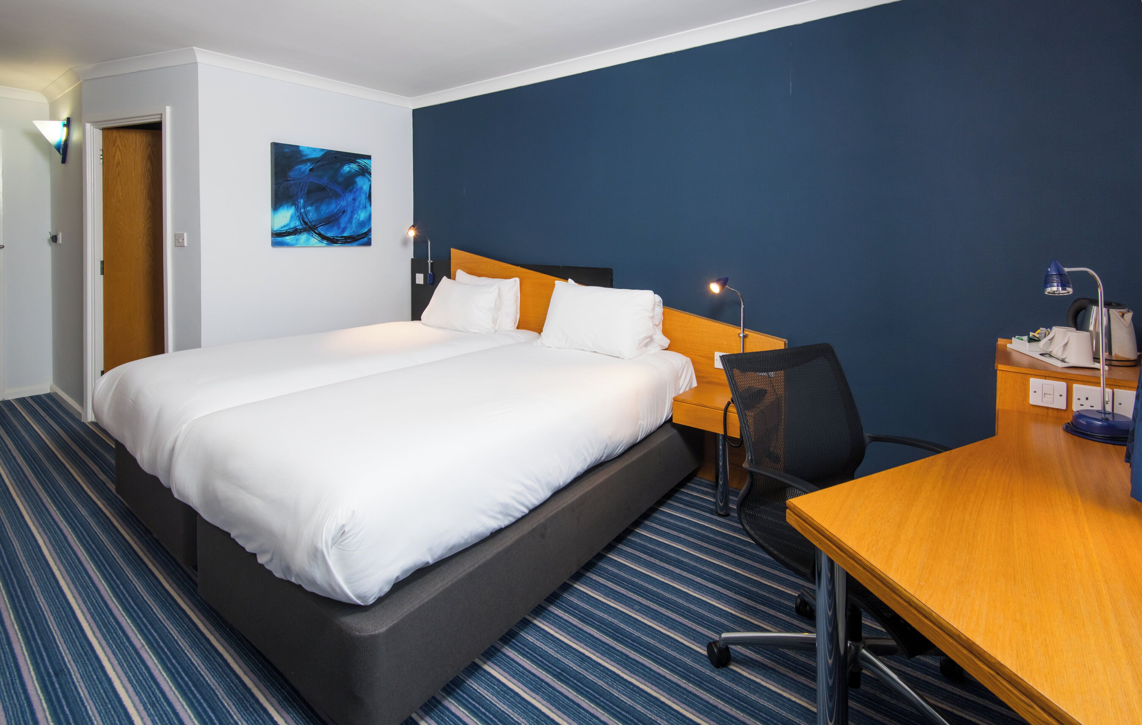 Standard Room, 2 Single Beds (Free Hot Breakfast) | Desk, laptop workspace, iron/ironing board, free WiFi