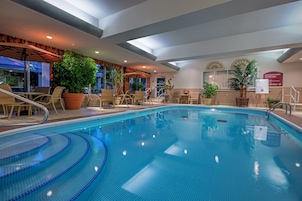 Una piscina cubierta