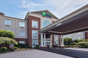 A Holiday Inn Express building with a covered entrance, brick facade, and a clear sky. - Holiday Inn Express & Suites Youngstown N (Warren/Niles) by IHG (Warren)