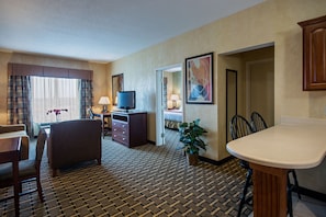 Hypo-allergenic bedding available, desk, blackout drapes - Holiday Inn Express & Suites Youngstown N (Warren/Niles) by IHG (Warren)