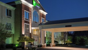 A Holiday Inn Express hotel with a brick facade, large windows, and a covered entrance area. - Holiday Inn Express & Suites Youngstown N (Warren/Niles) by IHG (Warren)