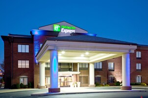 Edifício Holiday Inn Express com fachada de tijolos, entrada coberta e placa acima da entrada.