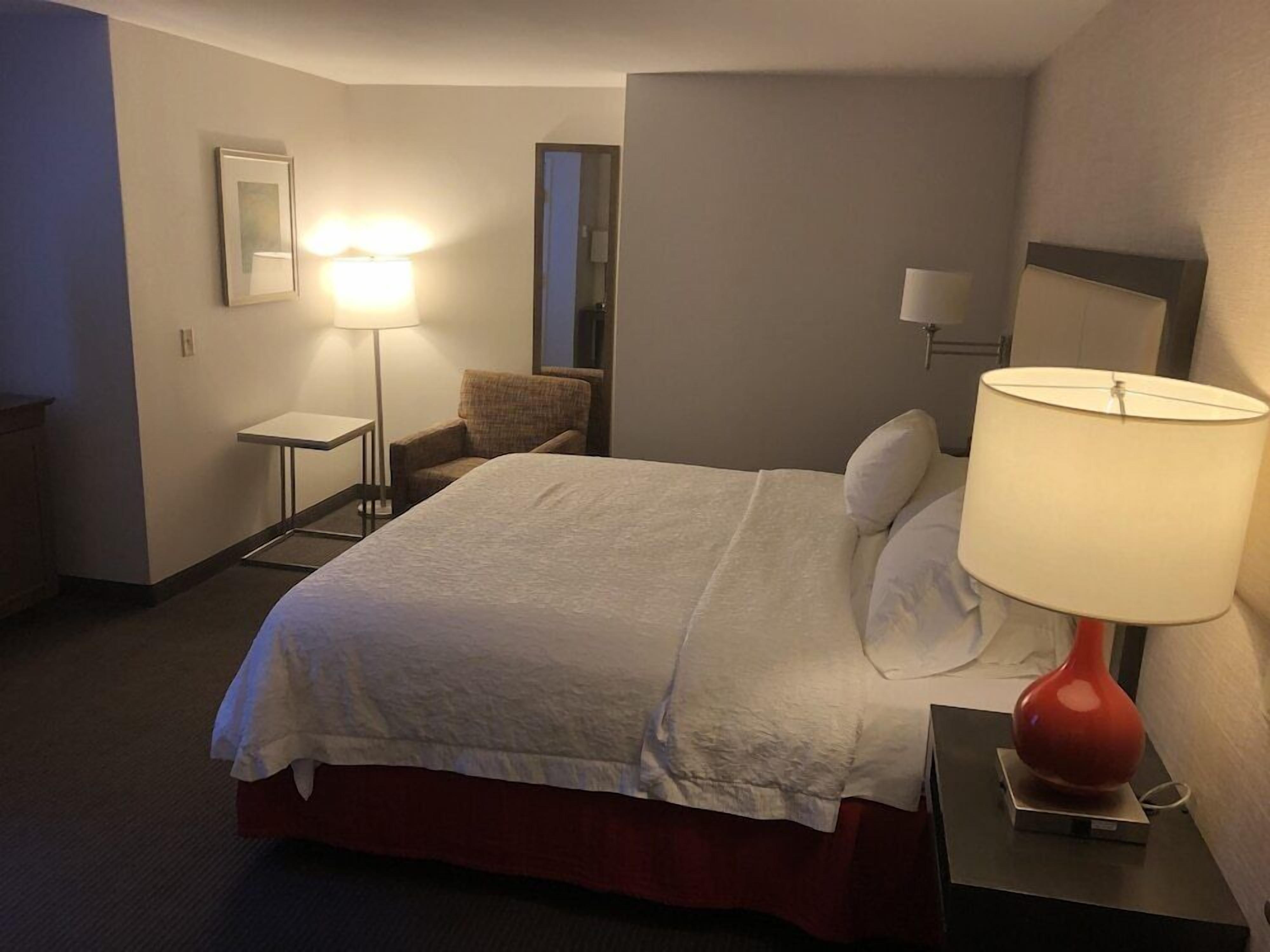 Hypo-allergenic bedding, in-room safe, desk, blackout drapes