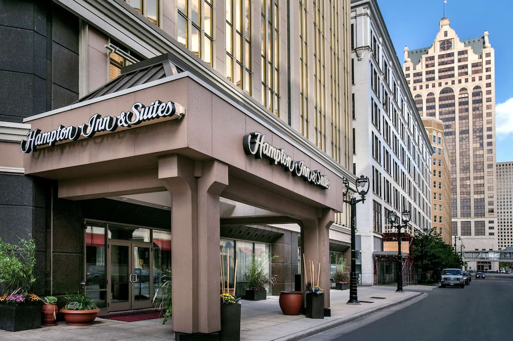 Hampton Inn & Suites Milwaukee Downtown