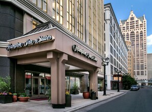 Exterior - Hampton Inn & Suites Milwaukee Downtown (Milwaukee)