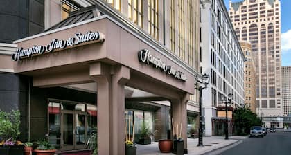 Hampton Inn & Suites Milwaukee Downtown