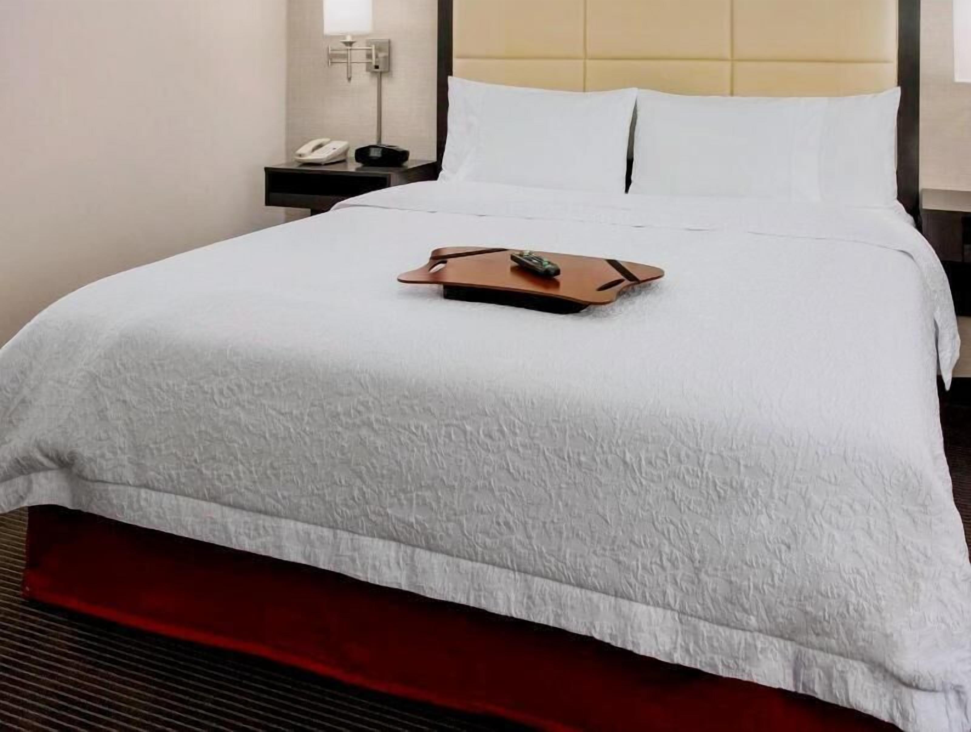 Hypo-allergenic bedding, in-room safe, desk, blackout drapes