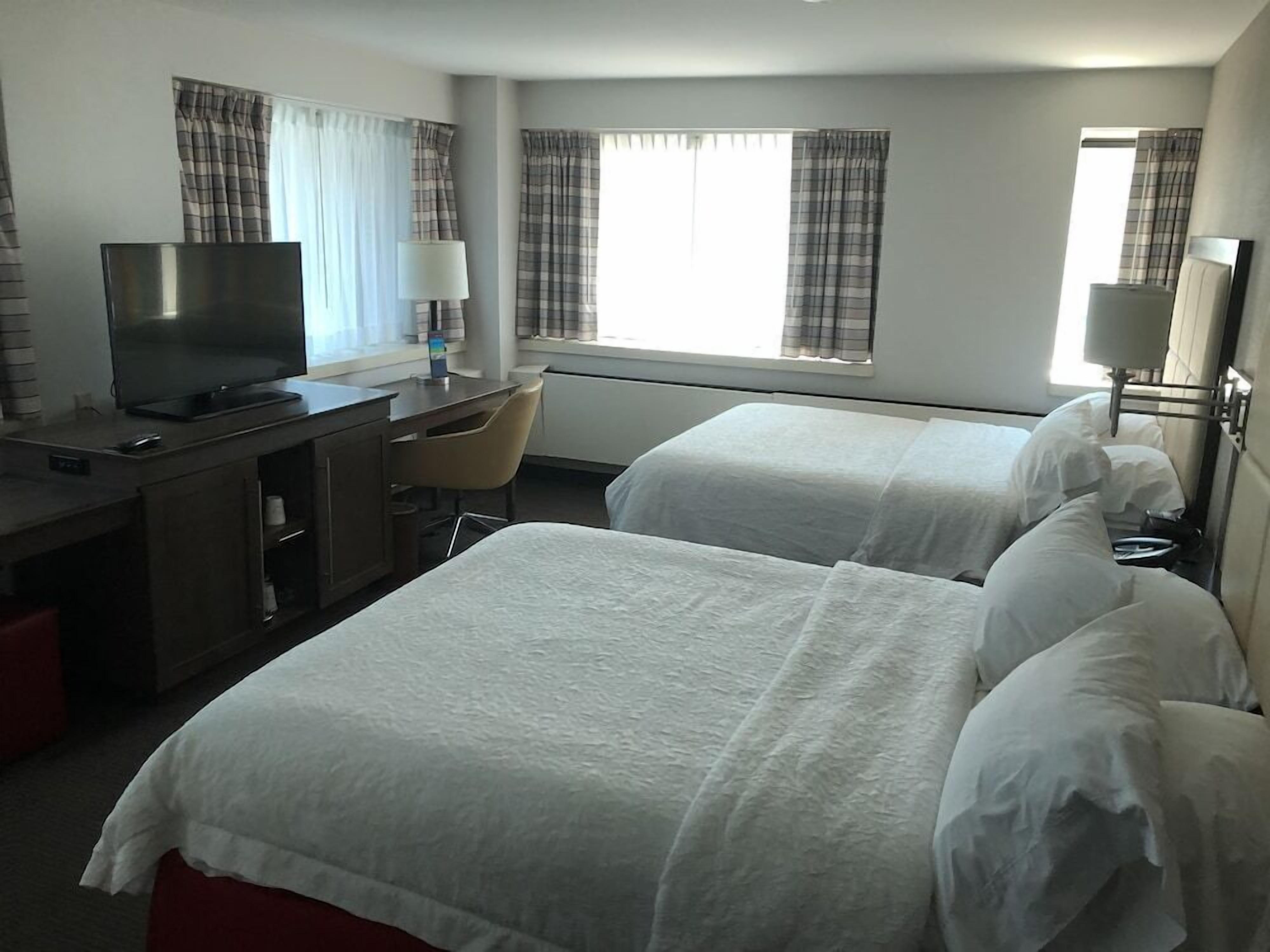 Hypo-allergenic bedding, in-room safe, desk, blackout drapes