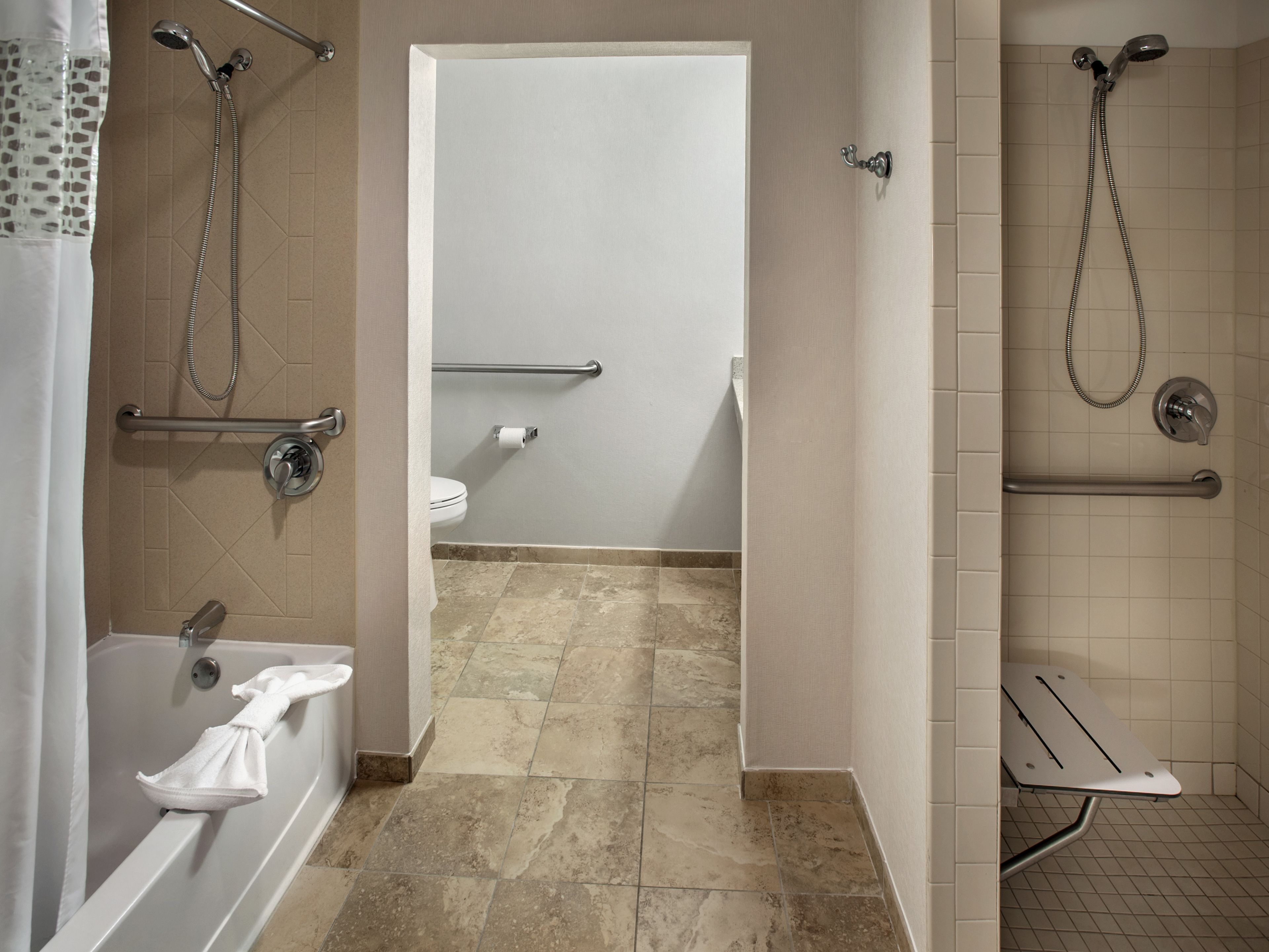 Un baño con bañera, ducha y retrete.