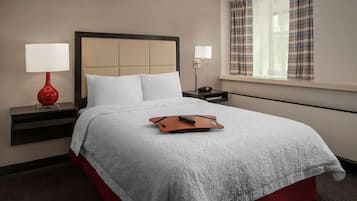 Rom, 1 dobbeltseng, ikke-røyk | Allergitestet sengetøy, safe på rommet, skrivebord og blendingsgardiner