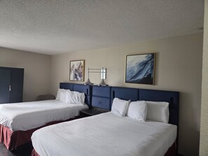 Chambre, 2 grands lits | Literie de qualité, bureau, espace de travail pour ordinateurs portables