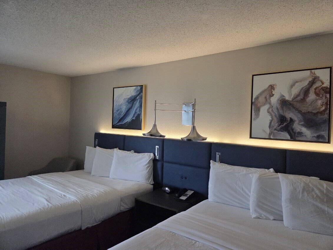 Quarto, 2 camas Queen | Roupas de cama premium, escrivaninha, espaço de trabalho para notebook