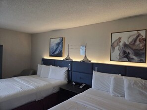 客房, 2 张大床 | 高档床上用品、办公桌、笔记本电脑工作区、遮光窗帘