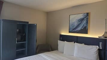 Chambre classique, barres d’appui dans la baignoire | Literie de qualité, lit avec matelas Select Comfort, bureau