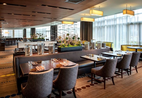 Restaurant. Hyatt Regency Pittsburgh International Airport