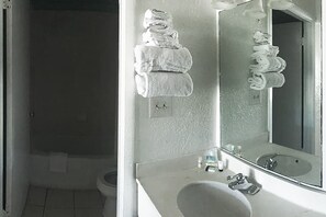 Free toiletries, towels - Micanopy Inn (Micanopy)