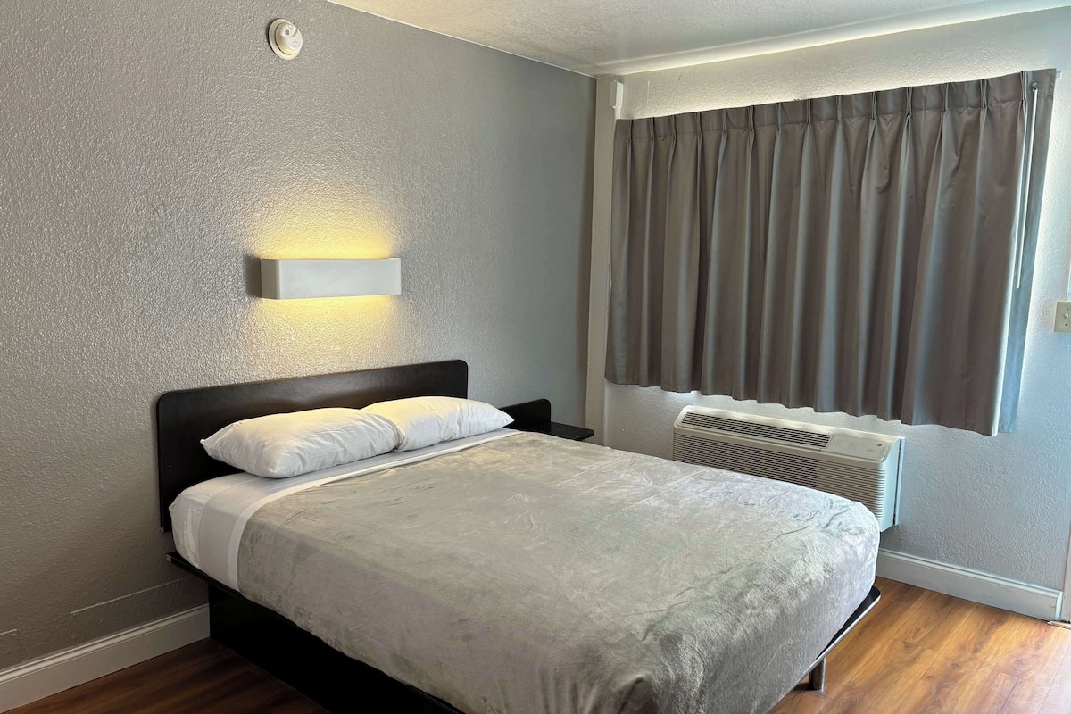 Strykejern/-brett, sengetøy og vekkerklokke