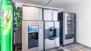 Area con distributori automatici, inclusi un refrigeratore per 7UP, un erogatore di acqua e una macchina per snack.