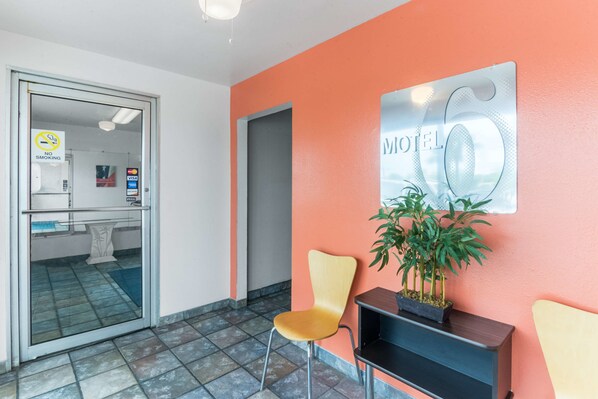 Coin salon dans le hall