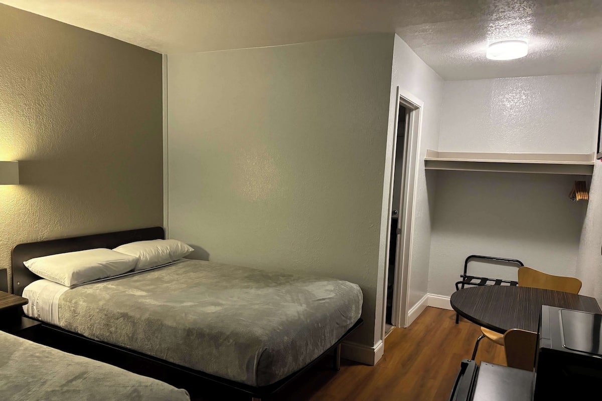 Strykejern/-brett, sengetøy og vekkerklokke