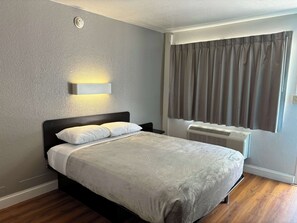 Fer et planche à repasser, draps fournis, réveils