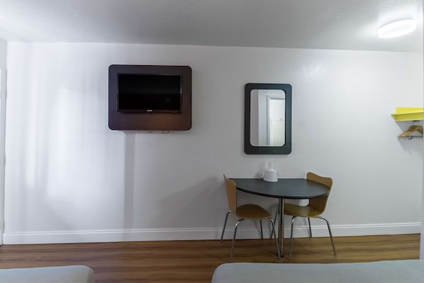 Strykejern/-brett, sengetøy og vekkerklokke