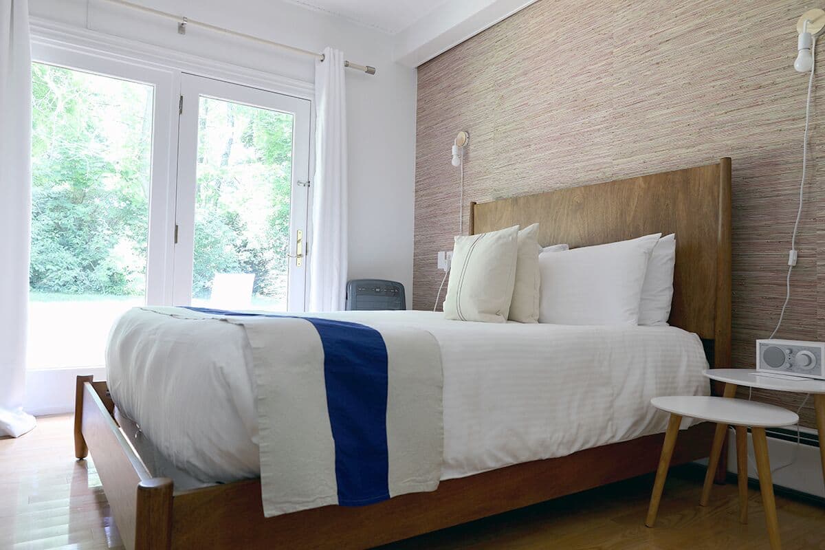 Habitación, 1 cama Queen size, patio | 1 habitación, ropa de cama de alta calidad y edredón