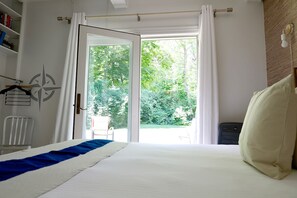 Zimmer, 1 Queen-Bett, barrierefrei, Terrasse | Hochwertige Bettwaren, Daunenbettdecken, Pillowtop-Betten