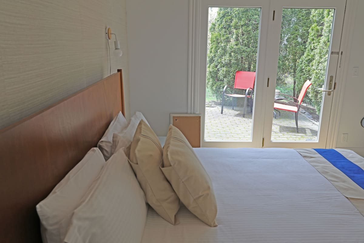 أغطية فراش متميزة وألحفة محشوة بالريش وأسرّة بطبقة علوية مريحة