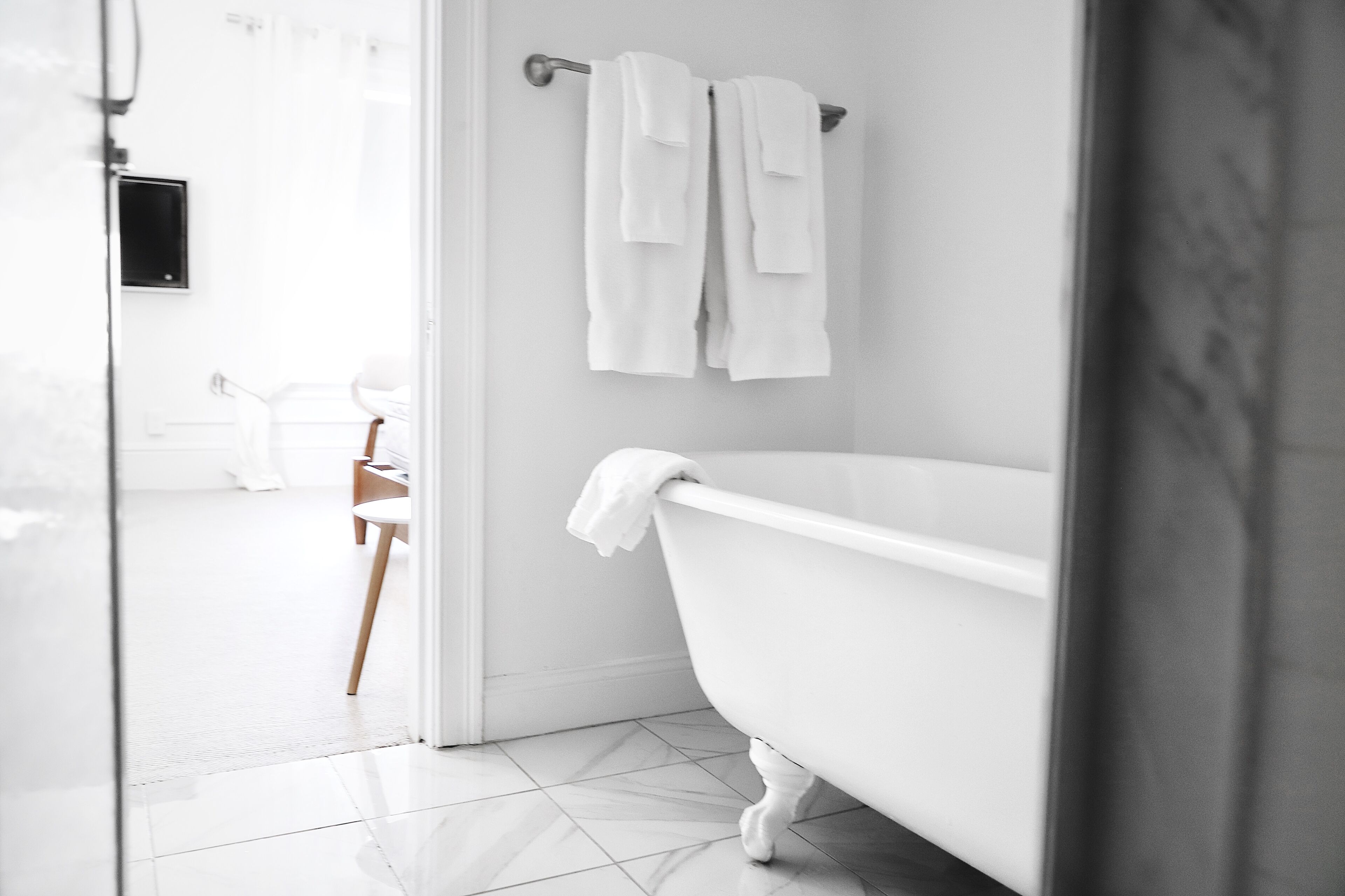 king deluxe | bathroom | free toiletries, hair dryer, bathrobes, towels