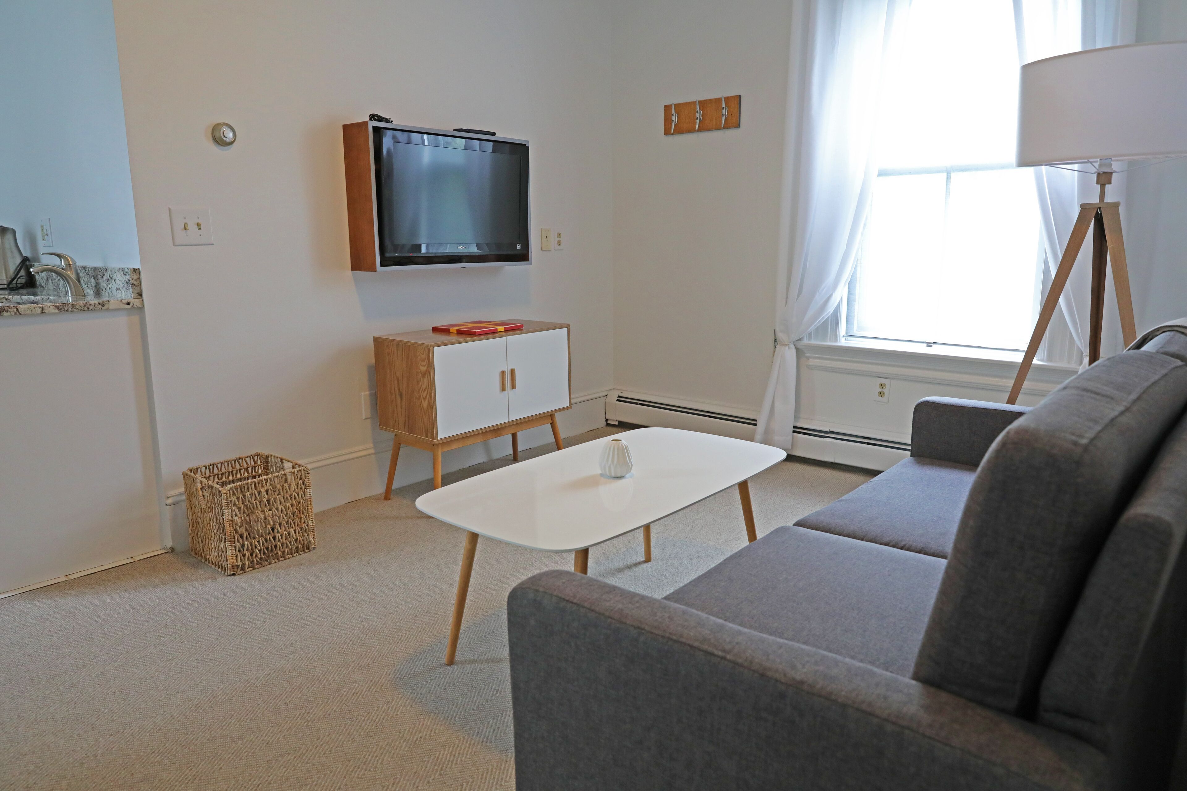 king suite | living area | flat-screen tv